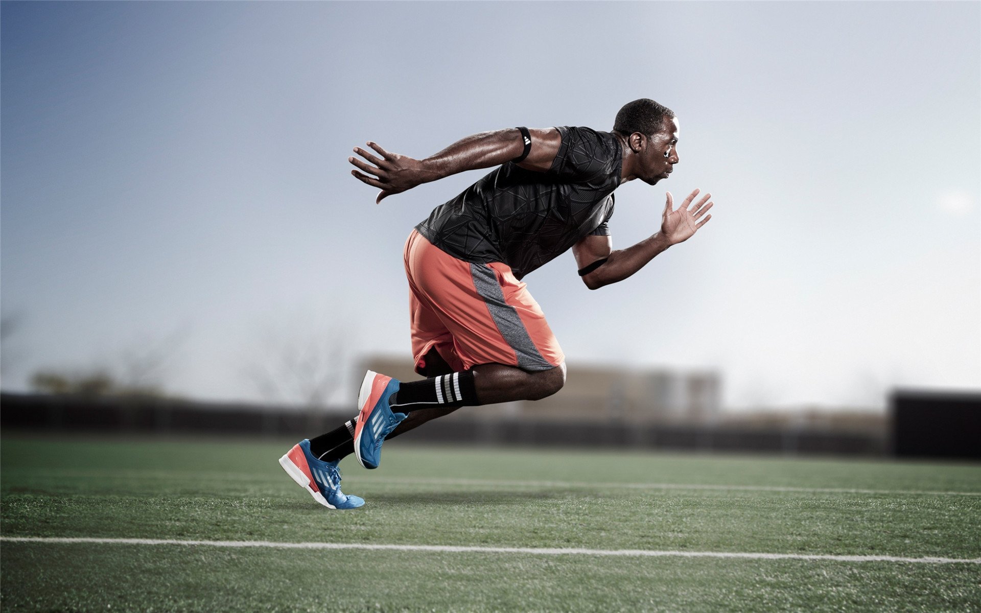 赛道上的毫秒之争，汉密尔顿惊艳四座，迈凯伦险胜雷诺车队